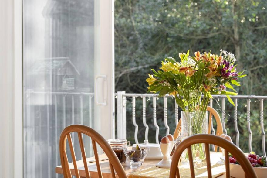 ESK VIEW COTTAGE, pet friendly, with open fire in Grosmont