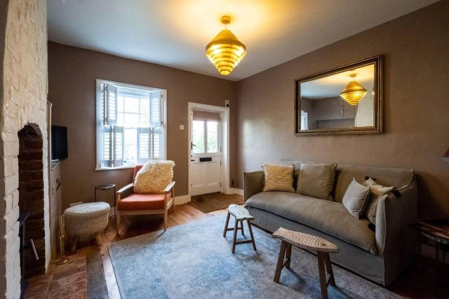 Bloom Cottage - sleeps 2 guests  in 1 bedroom
