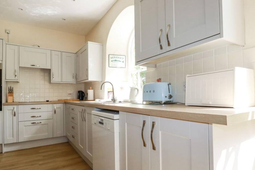 BEGGARS ROOST, pet friendly, with open fire in Penhallow