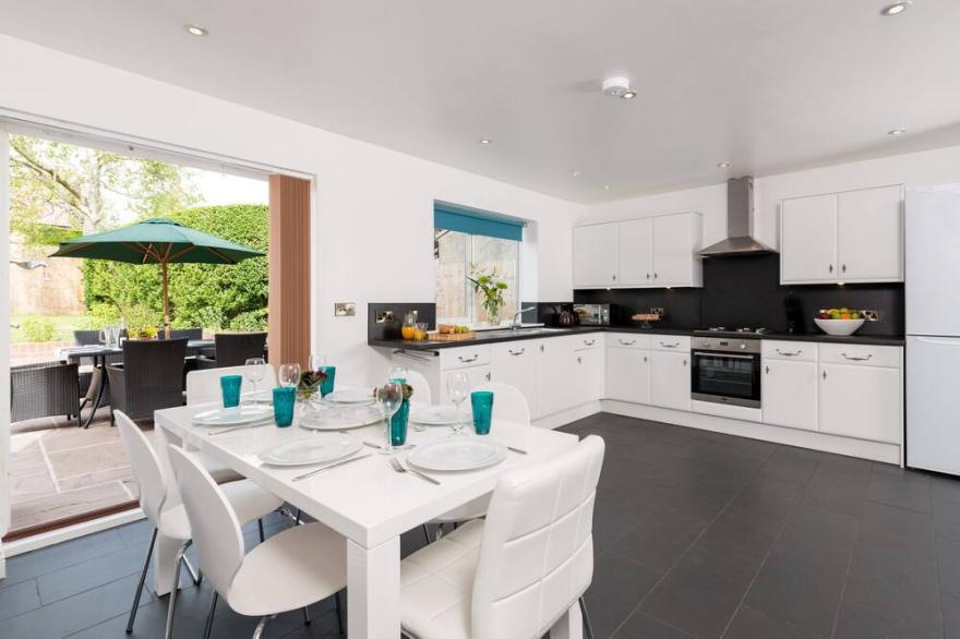 BURTON FLEMING, pet friendly, with hot tub in Burton Fleming