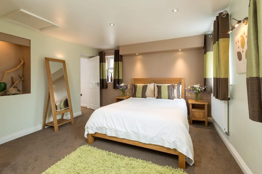 BURTON FLEMING, pet friendly, with hot tub in Burton Fleming