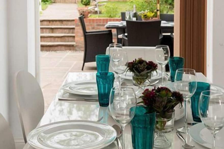 BURTON FLEMING, pet friendly, with hot tub in Burton Fleming