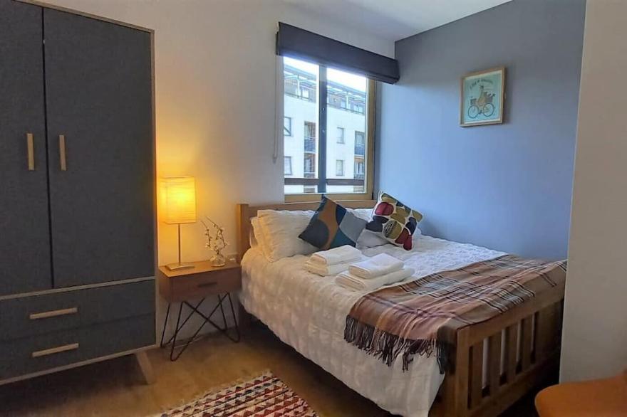 Stunning & Vibrant City Centre Apartment with FREE Parking