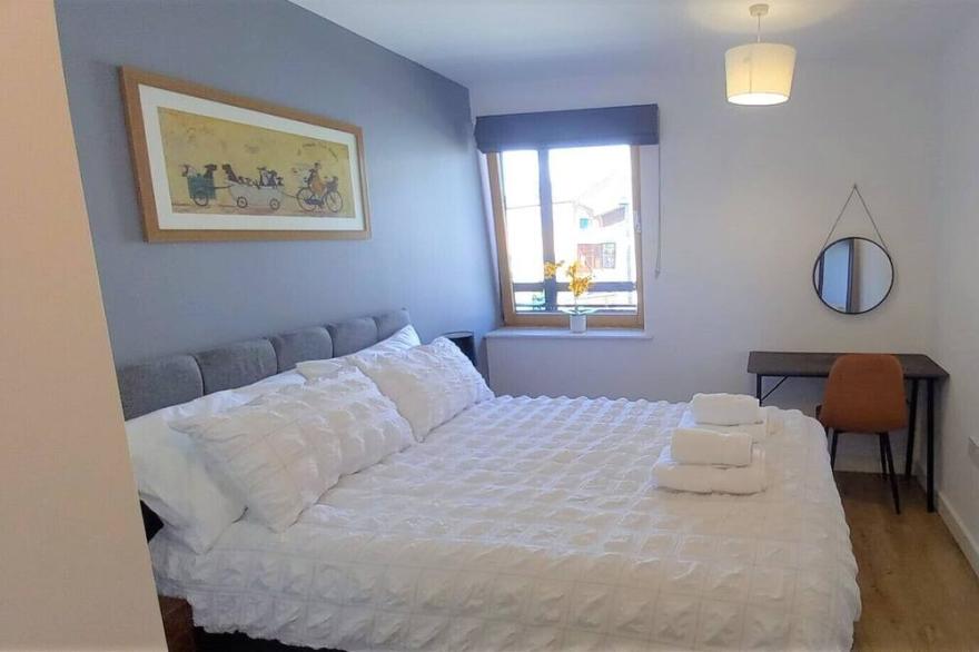 Stunning & Vibrant City Centre Apartment with FREE Parking