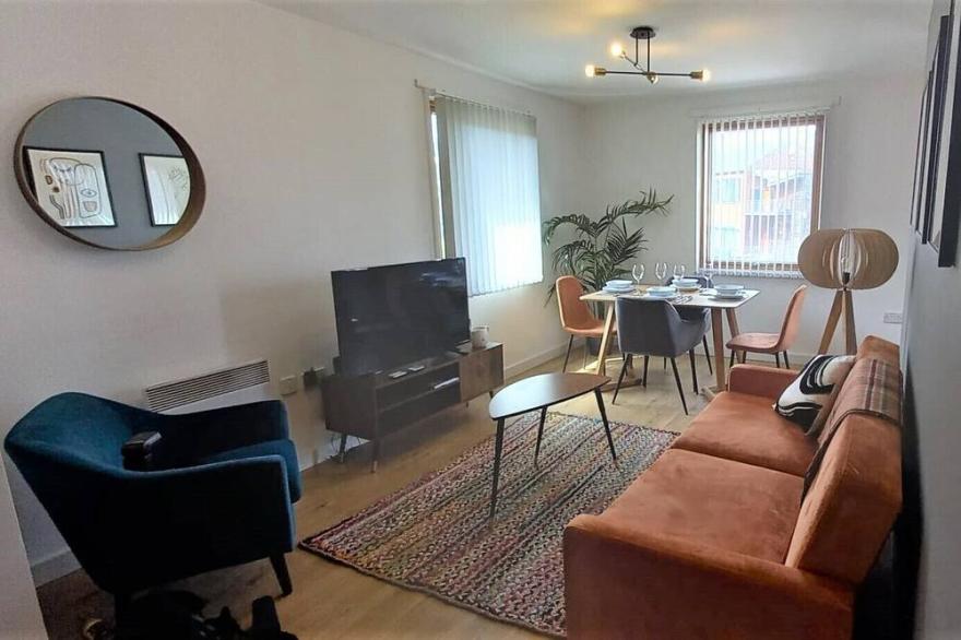 Stunning & Vibrant City Centre Apartment with FREE Parking