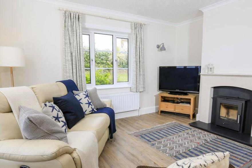 WOOLMANCLIFFE, pet friendly, country holiday cottage in Hope Cove