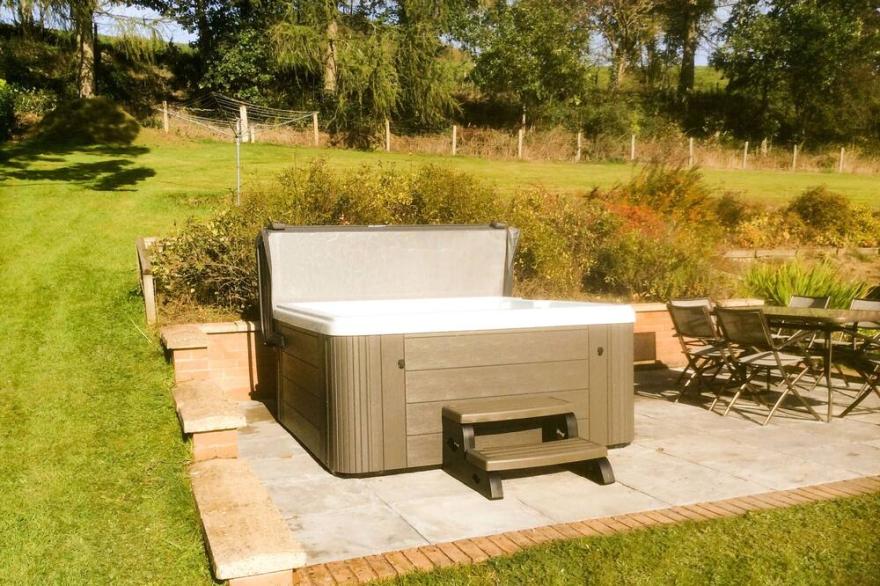 ERW FAIR, family friendly, with hot tub in Abbeycwmhir
