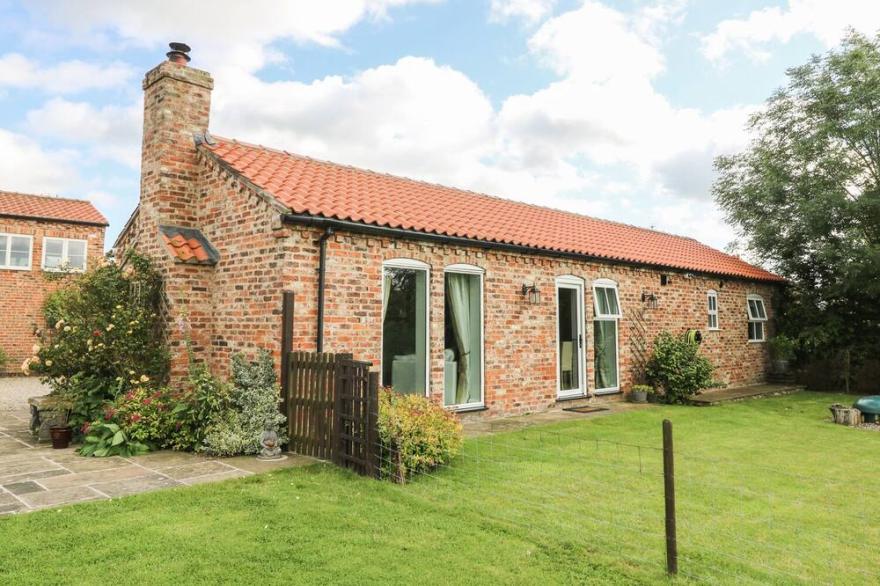 THE BARN AT ORCHARD FARM, character holiday cottage in York