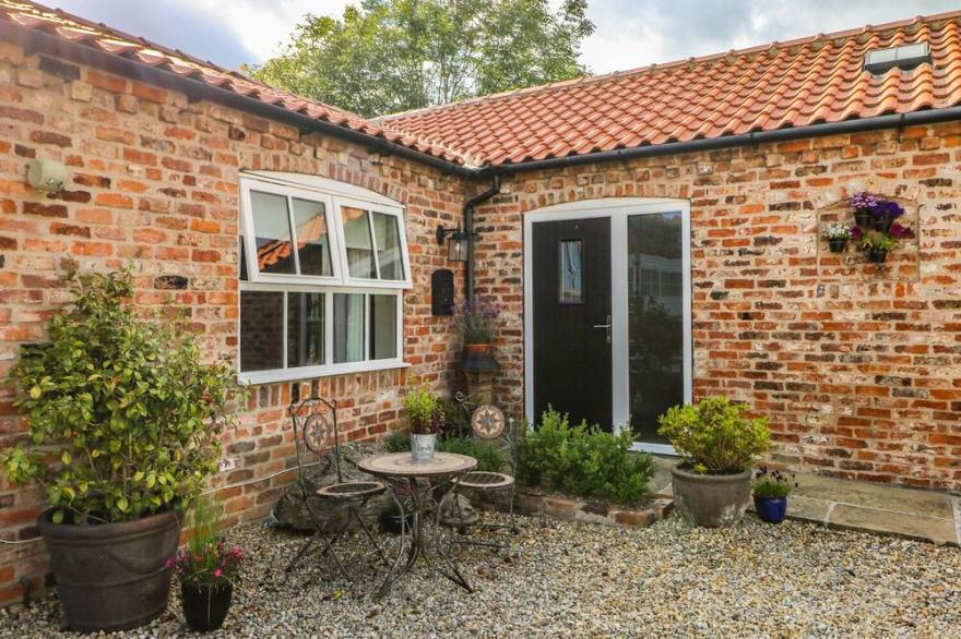 THE BARN AT ORCHARD FARM, character holiday cottage in York