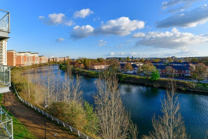 Pass the Keys | 2 Bed Apartment in the Bay Sleeps 5 with Parking