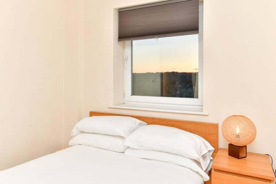 Pass the Keys | 2 Bed Apartment in the Bay Sleeps 5 with Parking