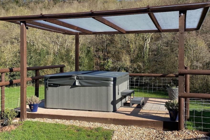 CROOKE BARN, pet friendly, with hot tub in Tiverton
