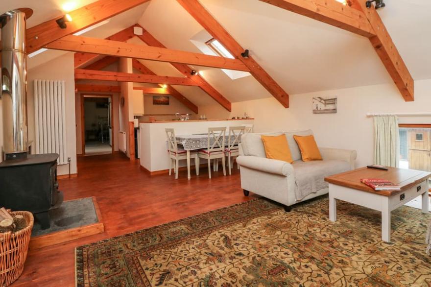 CROOKE BARN, pet friendly, with hot tub in Tiverton