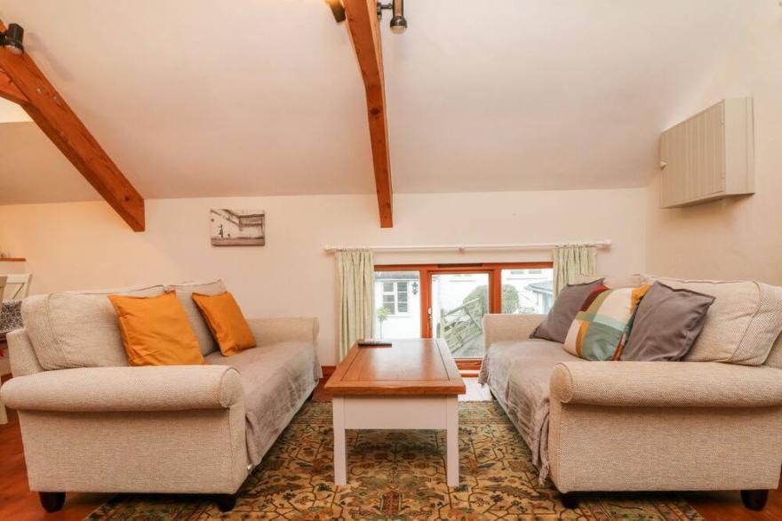 CROOKE BARN, pet friendly, with hot tub in Tiverton