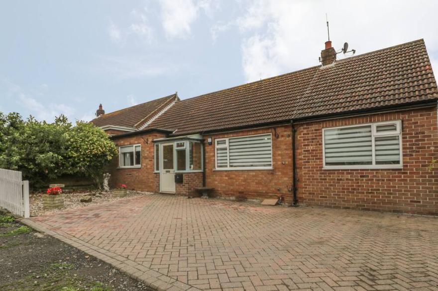 2 THE CLOSE, pet friendly, with a garden in Robin Hood’s Bay