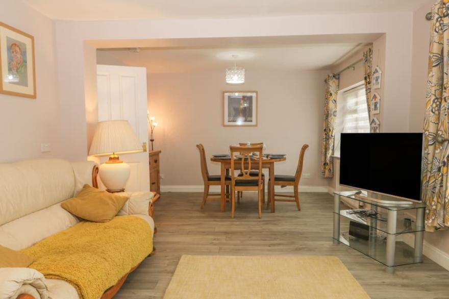 2 THE CLOSE, pet friendly, with a garden in Robin Hood’s Bay