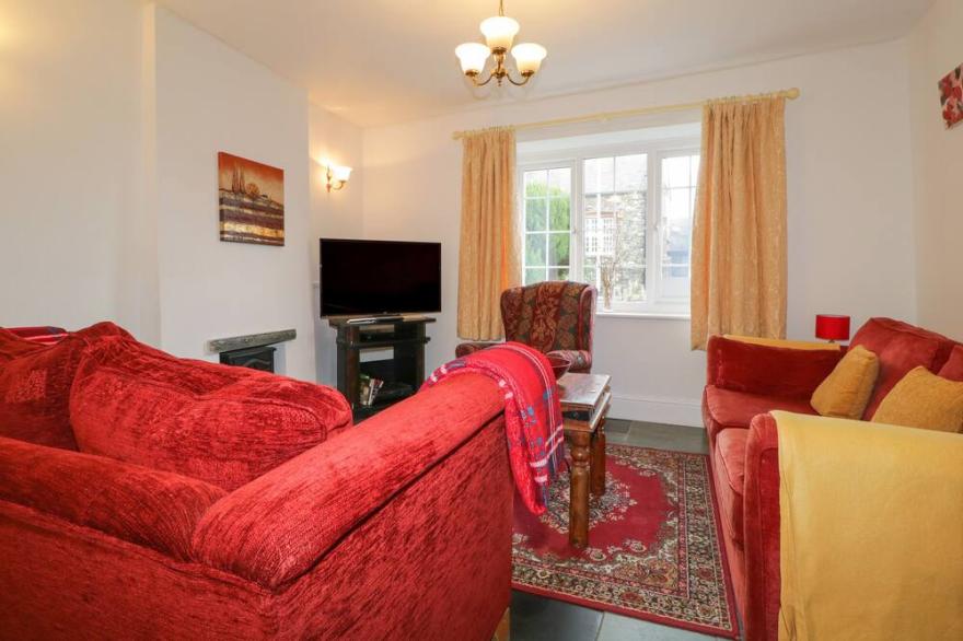 FOUNTAIN COTTAGE, pet friendly, character holiday cottage in Keswick