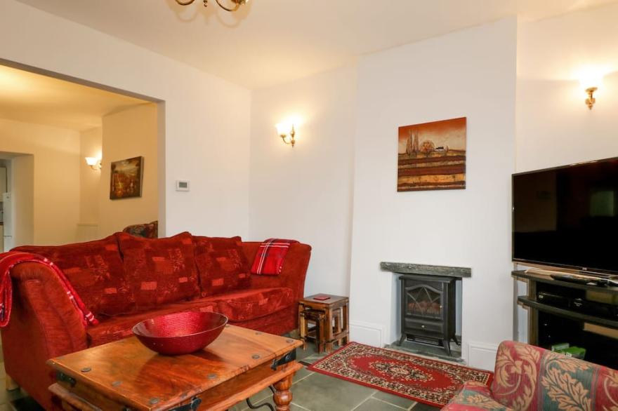 FOUNTAIN COTTAGE, pet friendly, character holiday cottage in Keswick