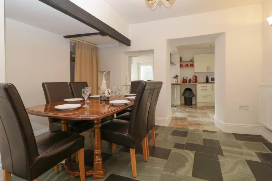 FOUNTAIN COTTAGE, pet friendly, character holiday cottage in Keswick