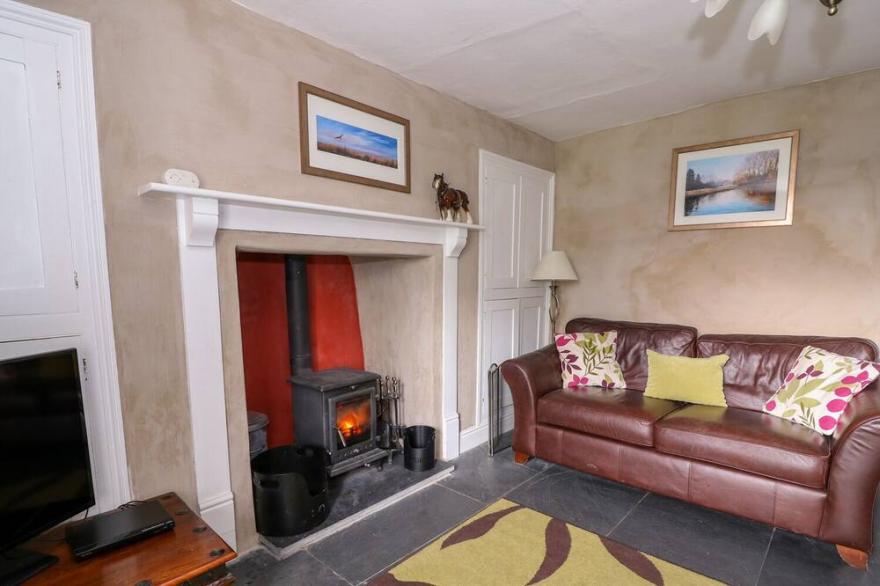 LLWYNCADFOR FARM, pet friendly, with open fire in Newcastle Emlyn