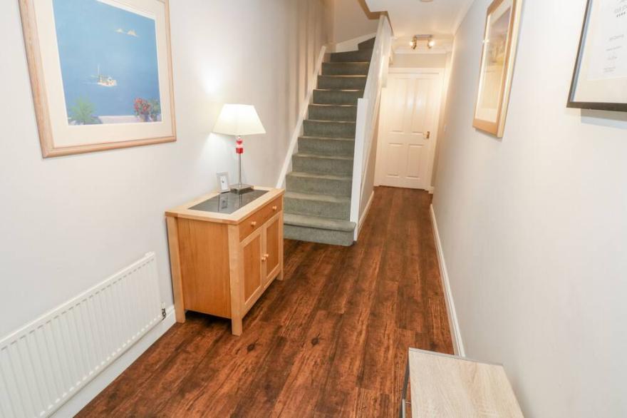 TIDES REACH, pet friendly, with a garden in Whitby