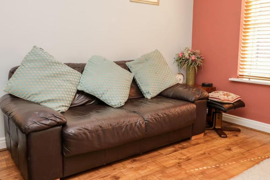 TIDES REACH, pet friendly, with a garden in Whitby