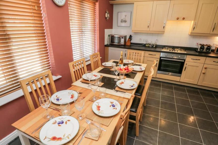 TIDES REACH, pet friendly, with a garden in Whitby