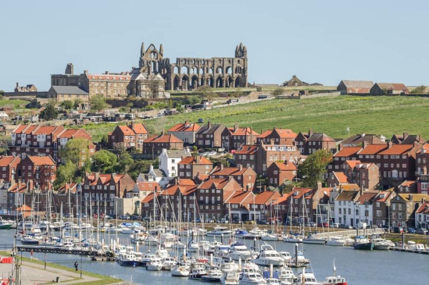 TIDES REACH, pet friendly, with a garden in Whitby