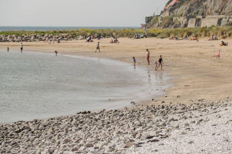 GWEL Y TRAETH, family friendly, with a garden in Llandudno