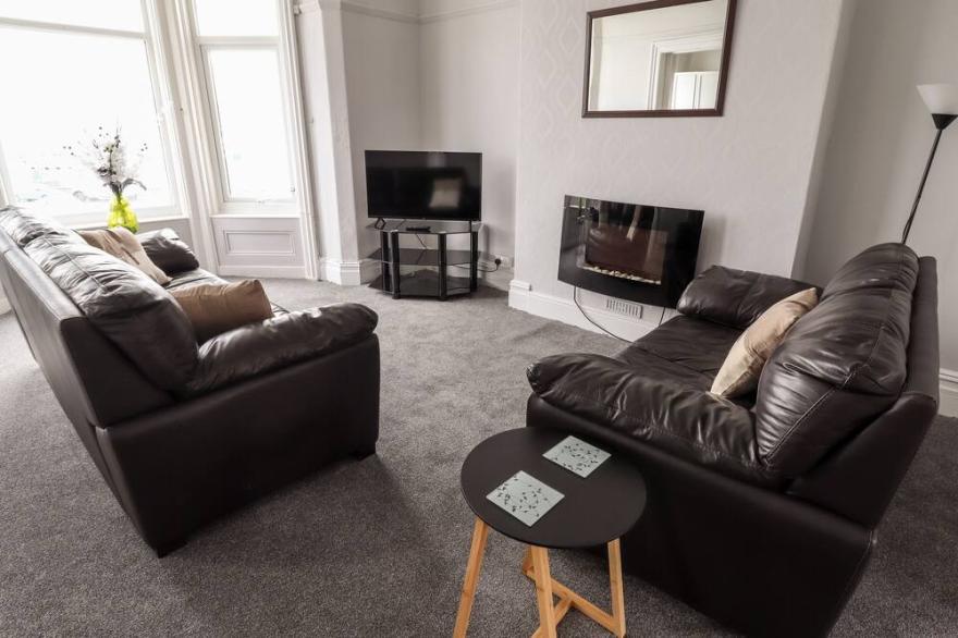 GWEL Y TRAETH, family friendly, with a garden in Llandudno