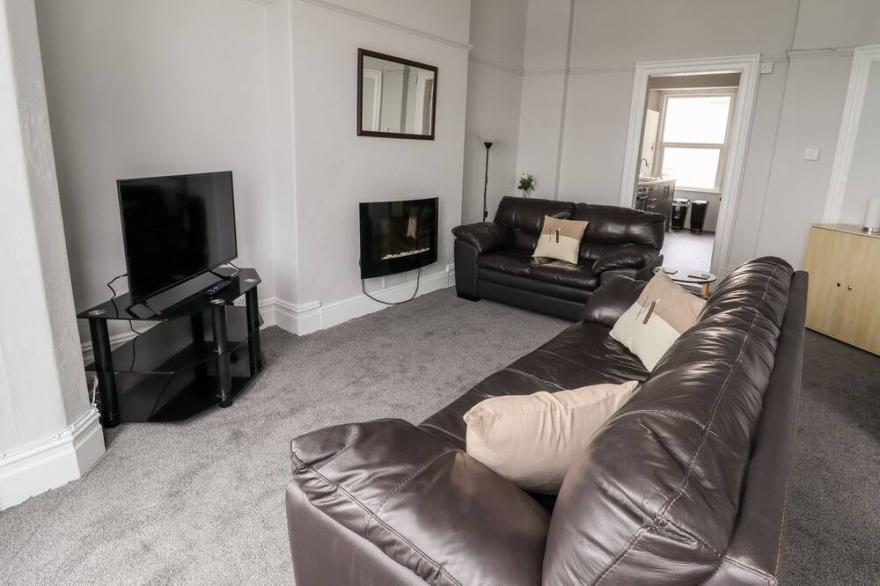 GWEL Y TRAETH, family friendly, with a garden in Llandudno