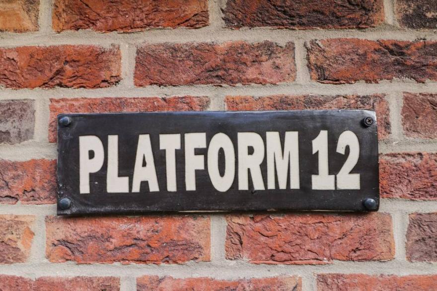 PLATFORM 12, country holiday cottage, with a garden in Whitby