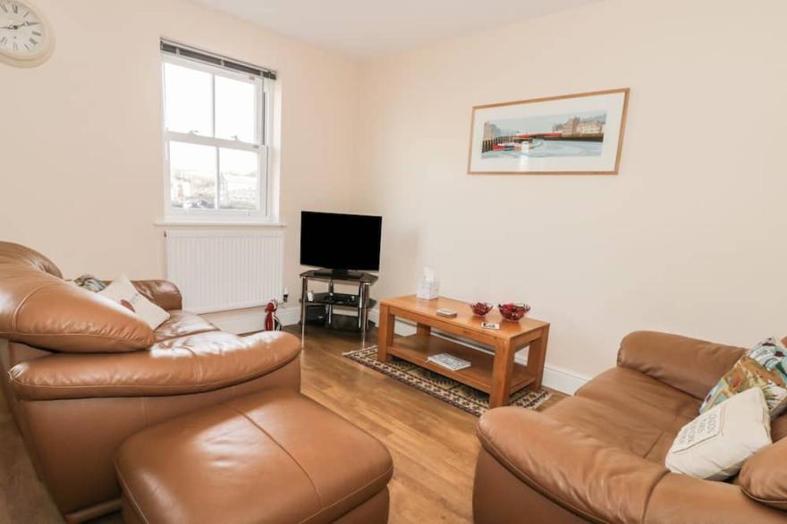 PLATFORM 12, country holiday cottage, with a garden in Whitby