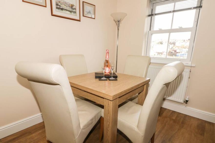 PLATFORM 12, country holiday cottage, with a garden in Whitby