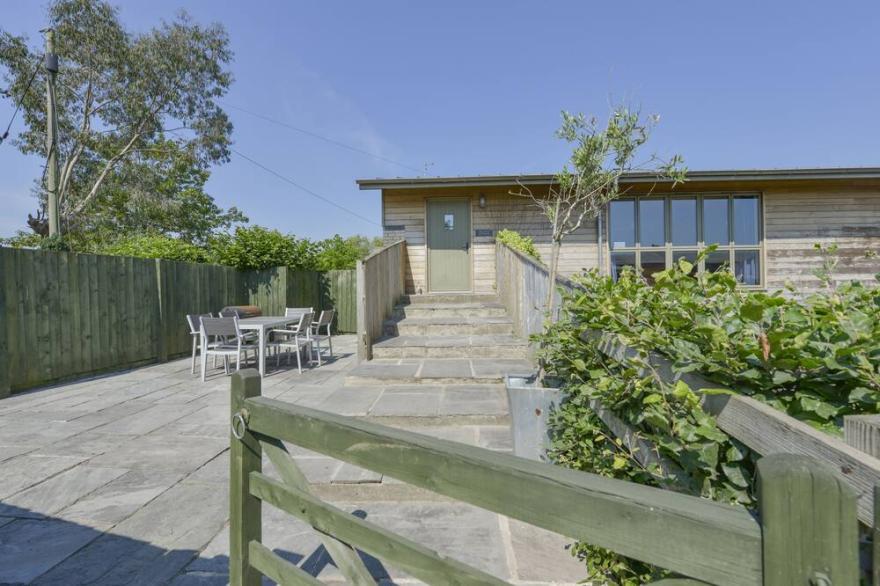 WALNUT COTTAGE, pet friendly, country holiday cottage in Newton Abbot