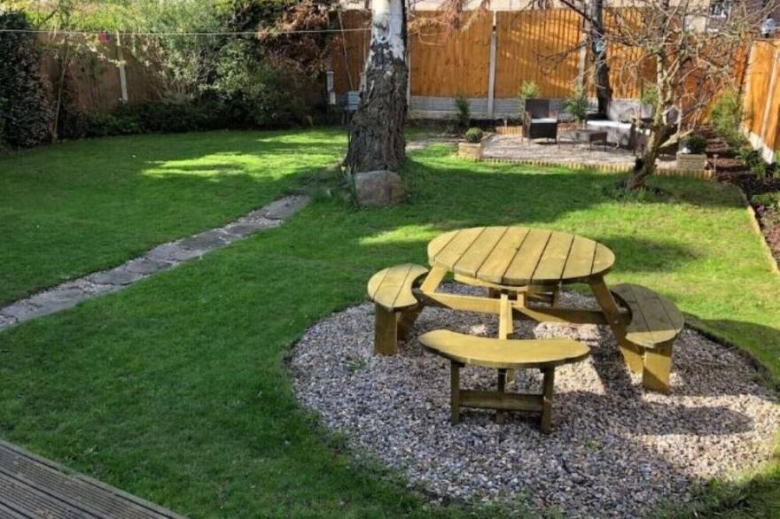 Lovely house in Leeds with gardens