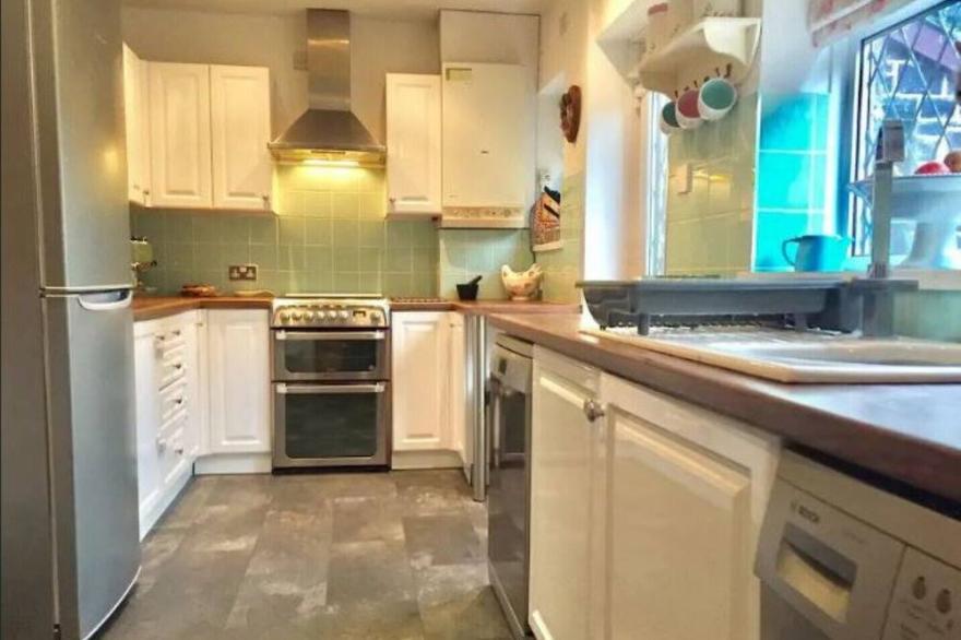 Lovely house in Leeds with gardens