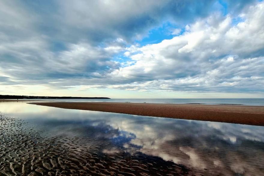 Stunning Coastal Cottage - Sleeping 8 in 4 Bedrooms - Pool and Beach Access Included.