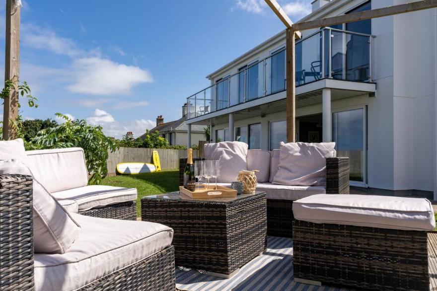 AYR GARDEN, family friendly, country holiday cottage in St Ives