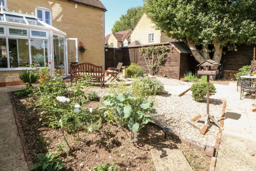 OAKMEAD, pet friendly, with a garden in Moreton-In-Marsh