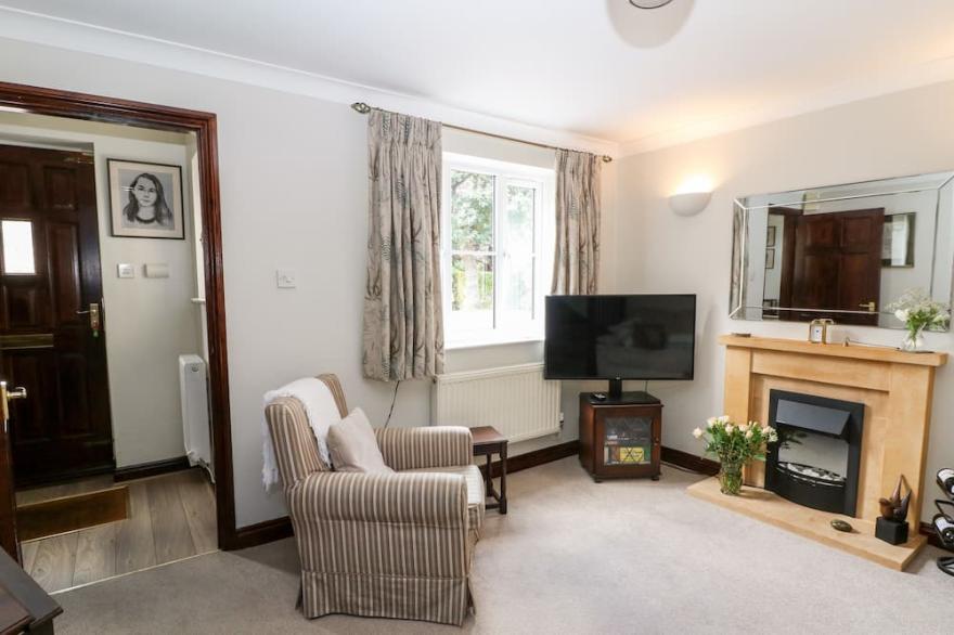 OAKMEAD, pet friendly, with a garden in Moreton-In-Marsh