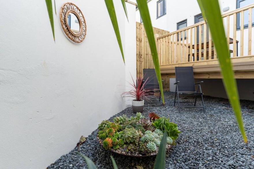 Stylish town house. Moments to the sea. Sleeps 4+2