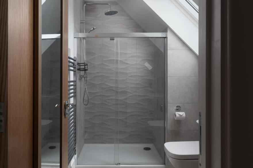 Stylish town house. Moments to the sea. Sleeps 4+2
