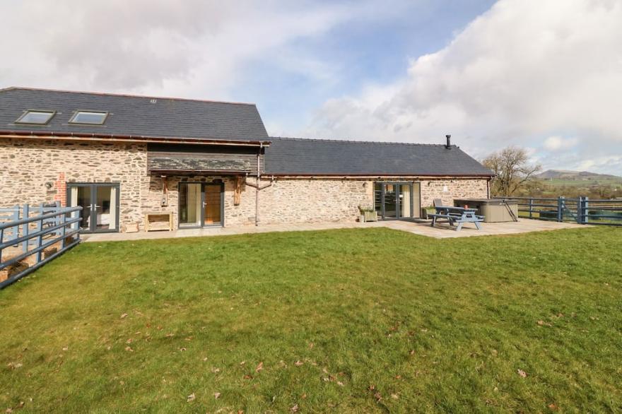 Y BEUDY (THE DAIRY, family friendly in Llanrhaeadr-Ym-Mochnant