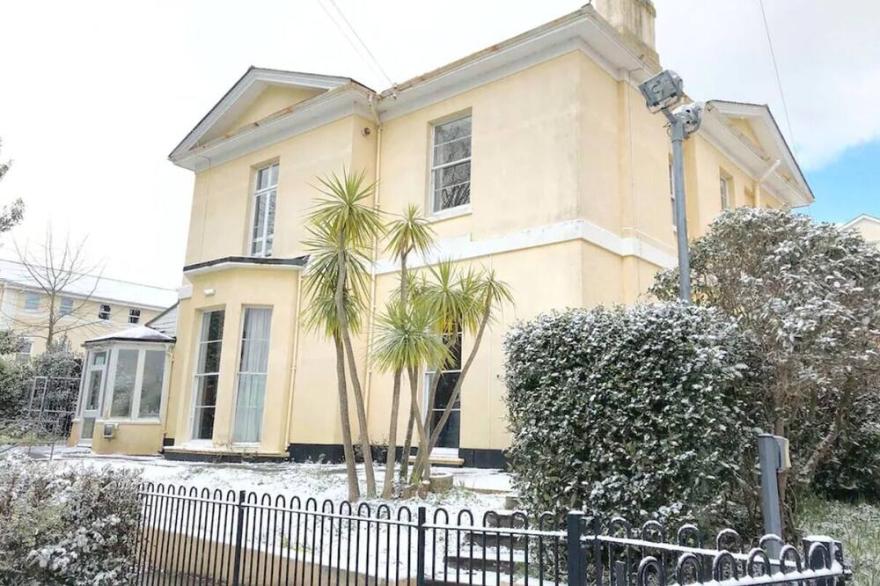 Large  Victorian Villa located in the heart of Torquay 5 minute walk from beach