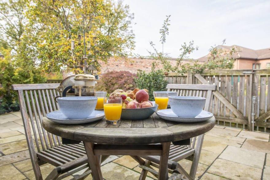 This quaint cottage is in easy walking distance of Malton's wonderful town centre and is well placed