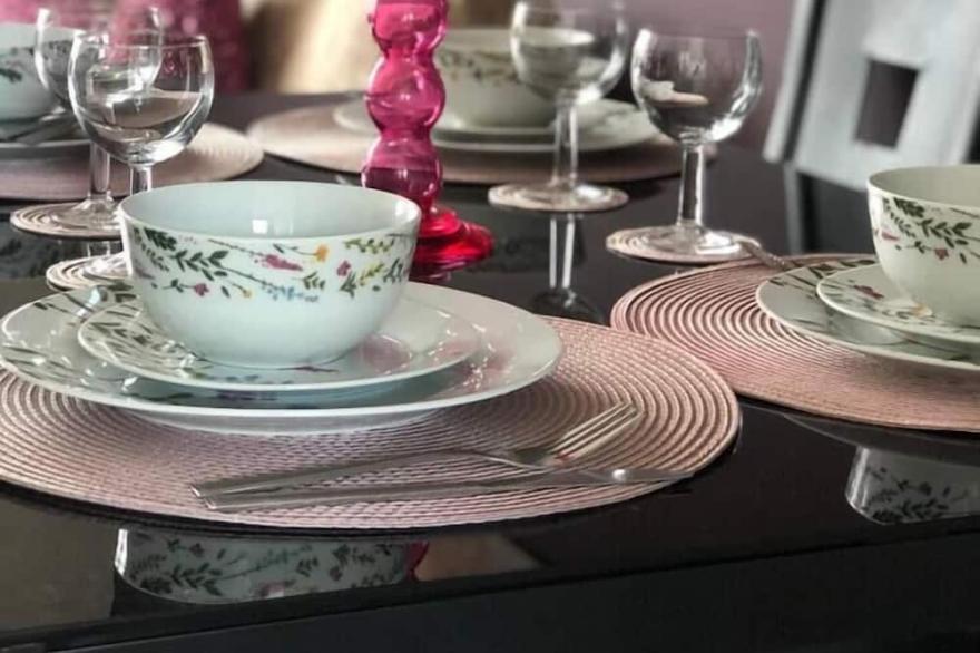 Stunning 2-Bed Serviced SelfCatering Apartment