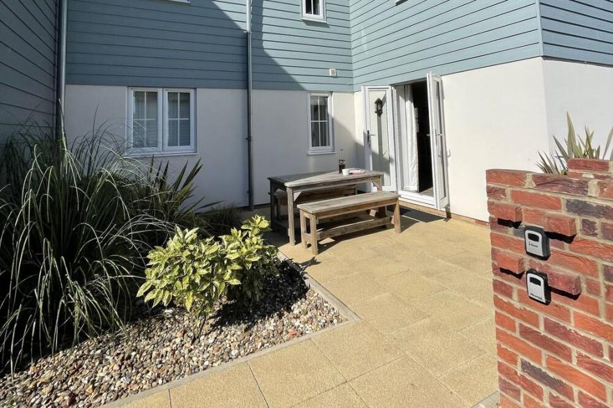 Stunning Coastal Cottage - Sleeping 6 in 3 Bedrooms - Pool and Beach Access Included.