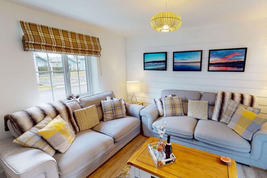 Stunning Coastal Cottage - Sleeping 6 in 3 Bedrooms - Pool and Beach Access Included.