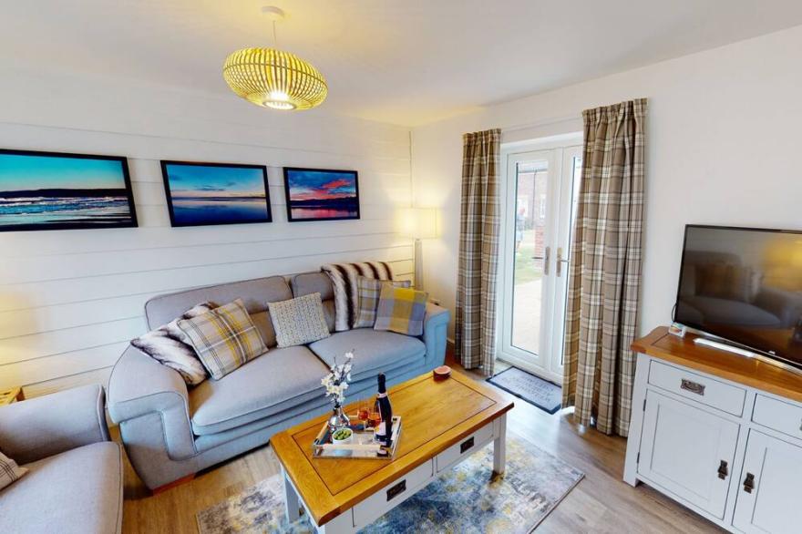 Stunning Coastal Cottage - Sleeping 6 in 3 Bedrooms - Pool and Beach Access Included.